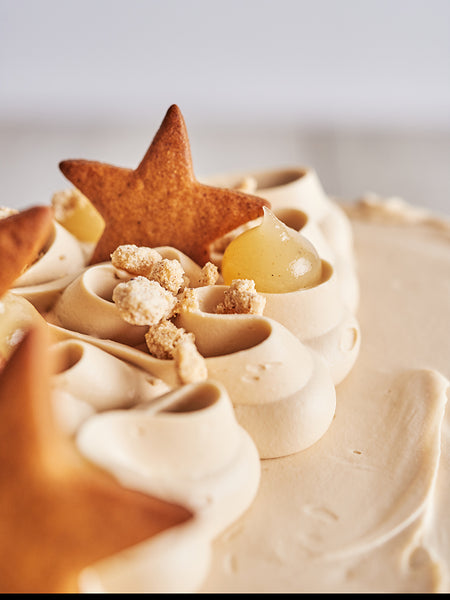 Gâteau aux épices, poire et caramel salé