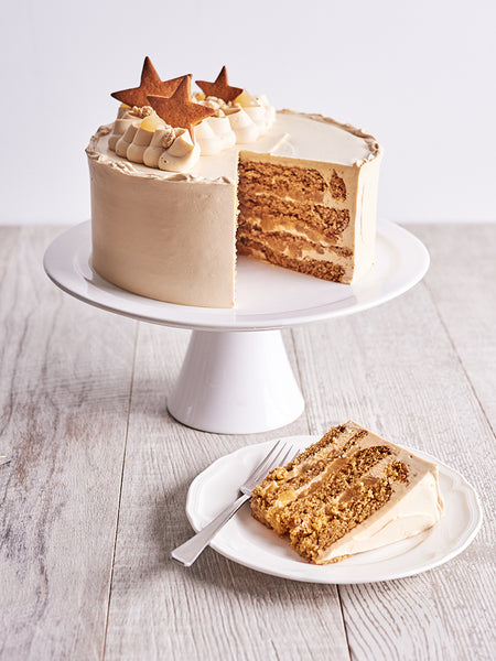 Gâteau aux épices, poire et caramel salé